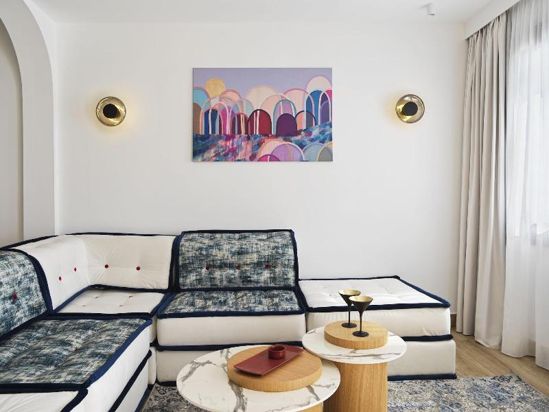 Cresanto Luxury Suites image