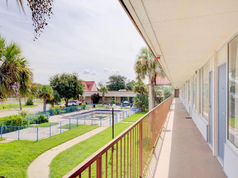Oyo Hotel Dundee By Crystal Lake image