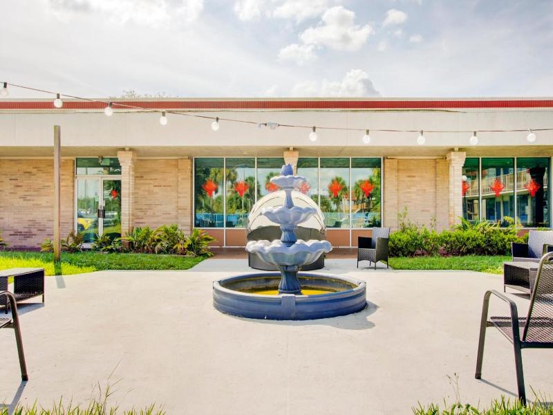 Oyo Hotel Dundee By Crystal Lake image