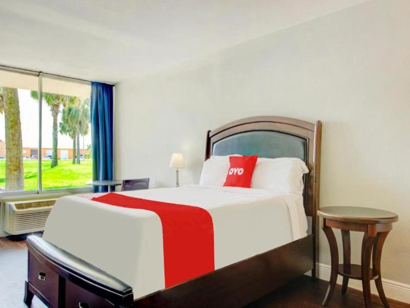 Oyo Hotel Dundee By Crystal Lake image