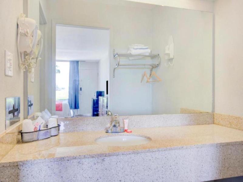 Oyo Hotel Dundee By Crystal Lake image