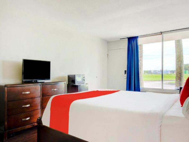 Oyo Hotel Dundee By Crystal Lake image