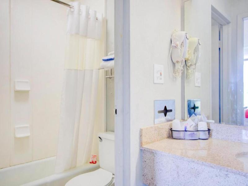 Oyo Hotel Dundee By Crystal Lake image