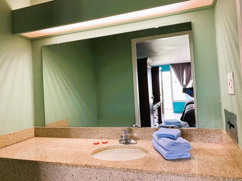 Oyo Hotel Dundee By Crystal Lake image