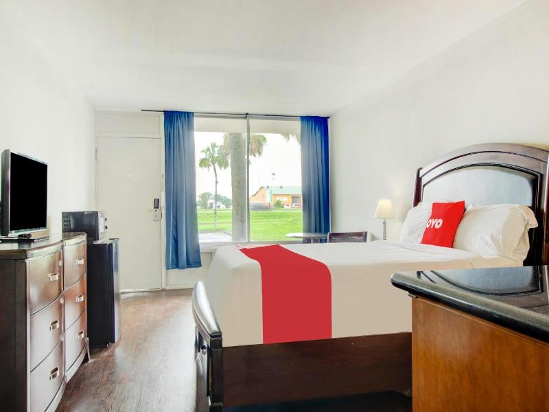 Oyo Hotel Dundee By Crystal Lake image