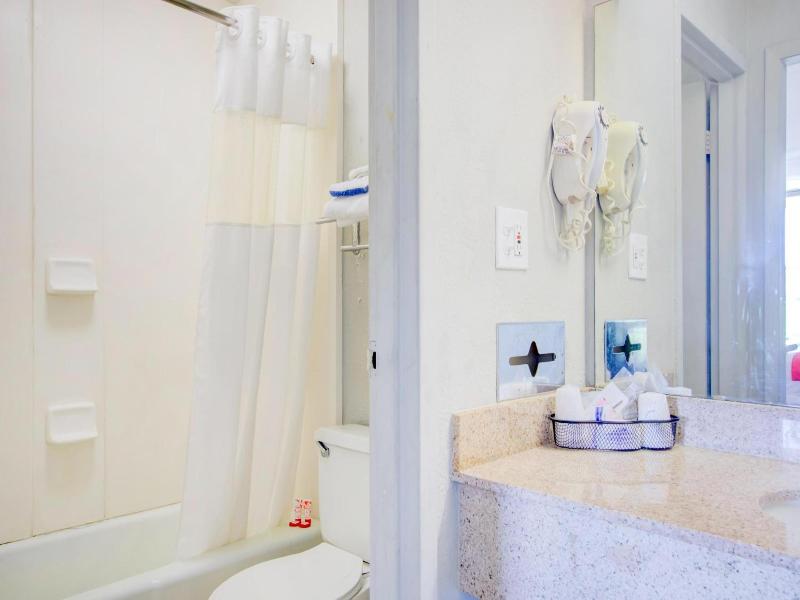 Oyo Hotel Dundee By Crystal Lake image