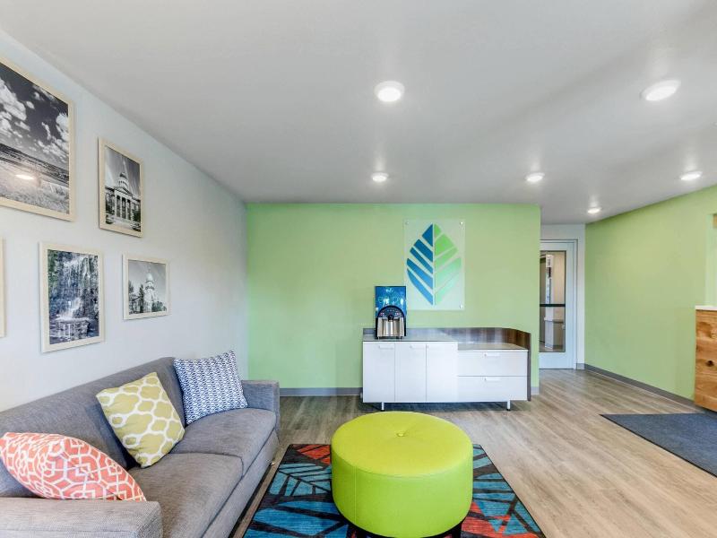 Woodspring Suites Chicago Addison image