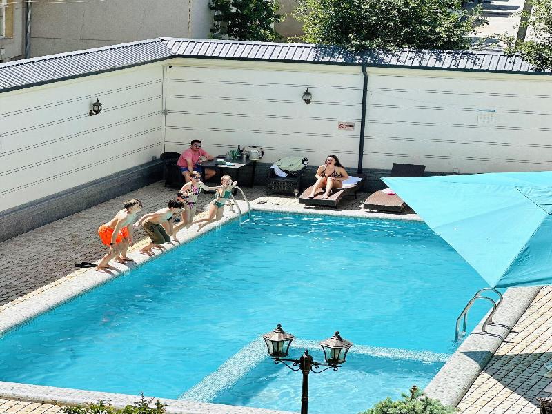 Garnet Hotel image