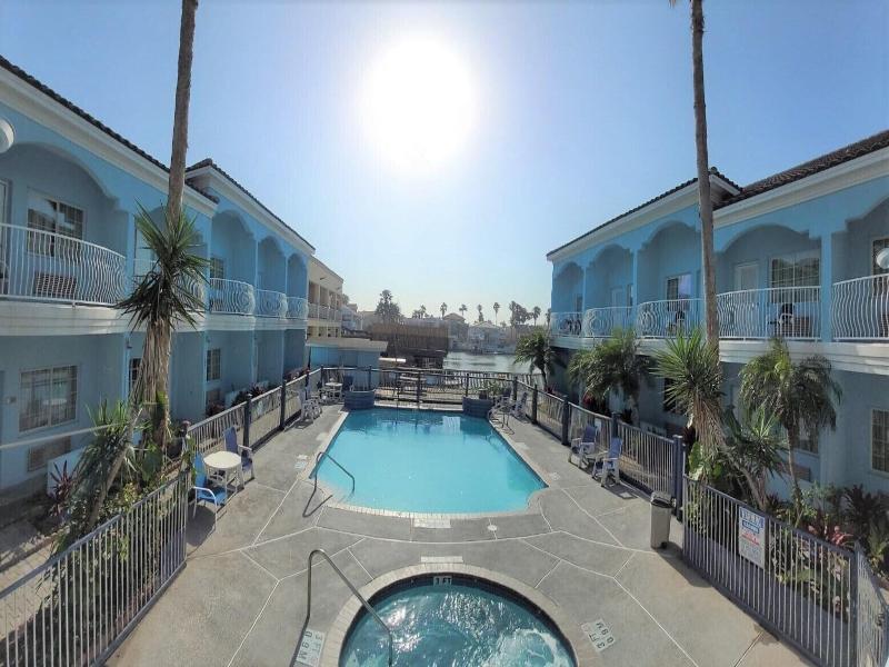 Casa Bella Hotel And Suites image