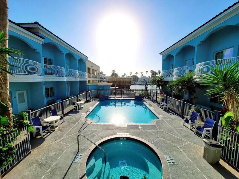 Casa Bella Hotel And Suites image