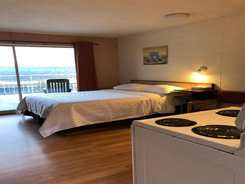 Holiday House Motel
