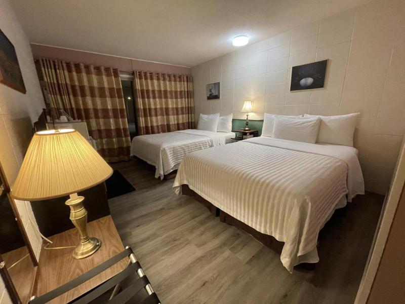 Holiday House Motel