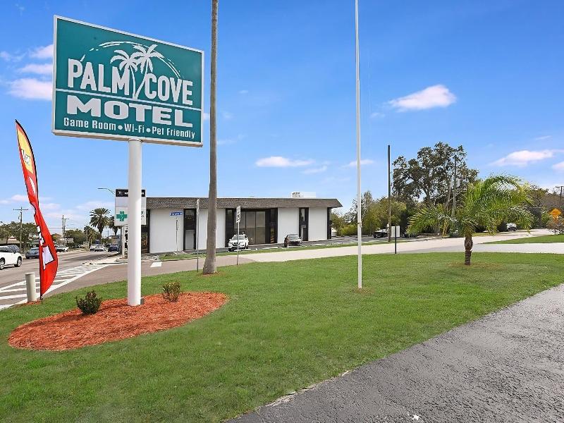 Palm Cove Motel image