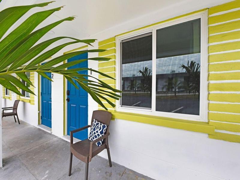 Palm Cove Motel image
