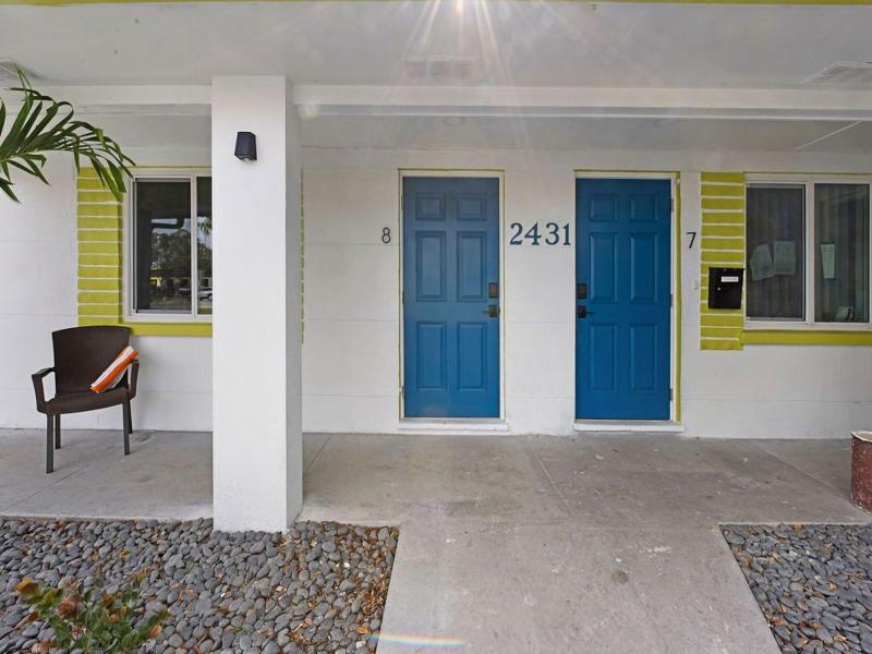 Palm Cove Motel image