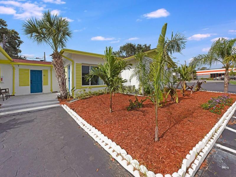 Palm Cove Motel image