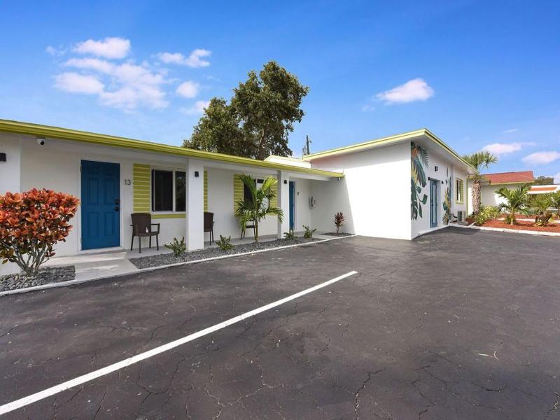 Palm Cove Motel image