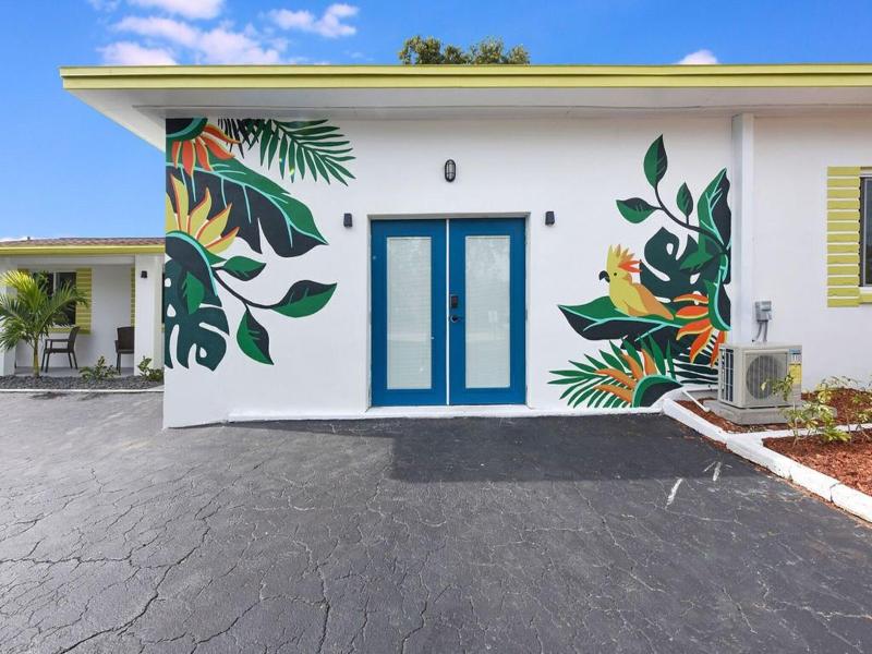Palm Cove Motel image