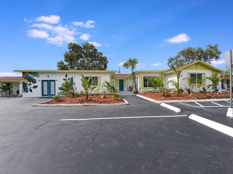 Palm Cove Motel image