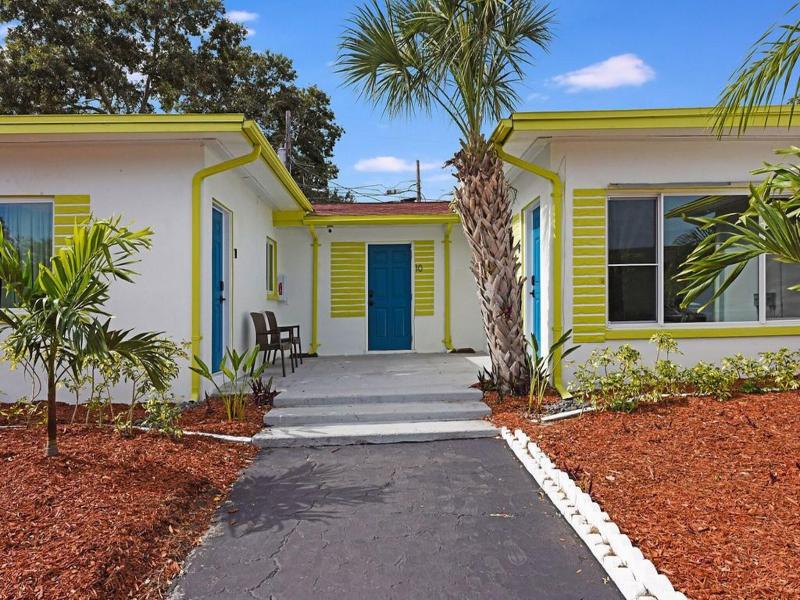Palm Cove Motel image