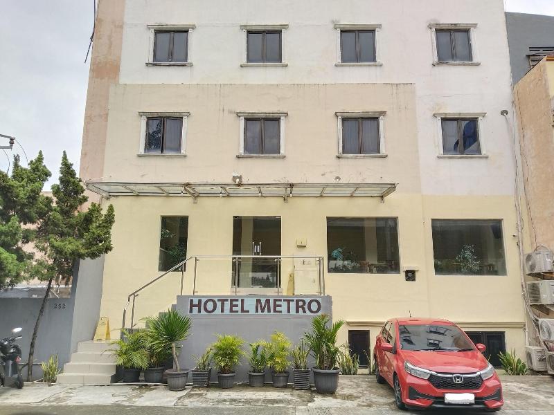 Metro Hotel Bekasi By Cocotel image