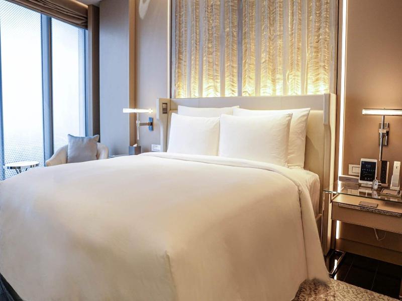 J Hotel Shanghai Tower image