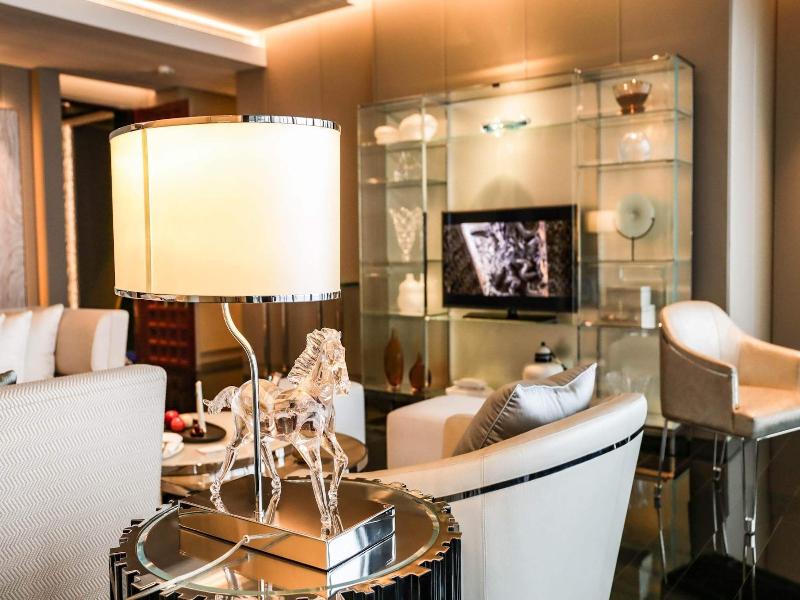J Hotel Shanghai Tower image