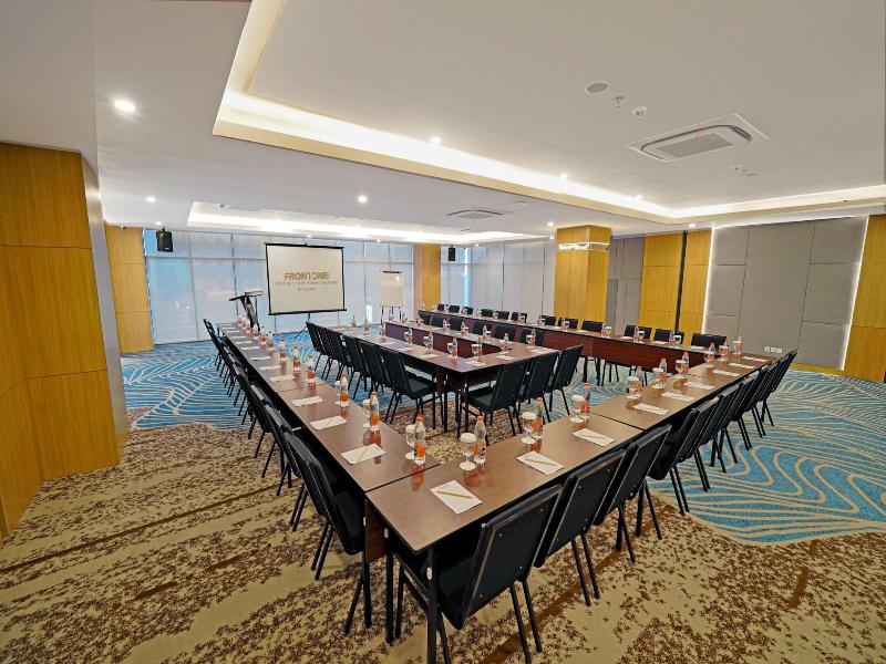 Front One Boutique Hotel Taman Anggrek image