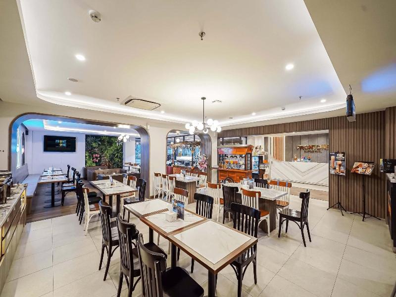 Front One Boutique Hotel Taman Anggrek image