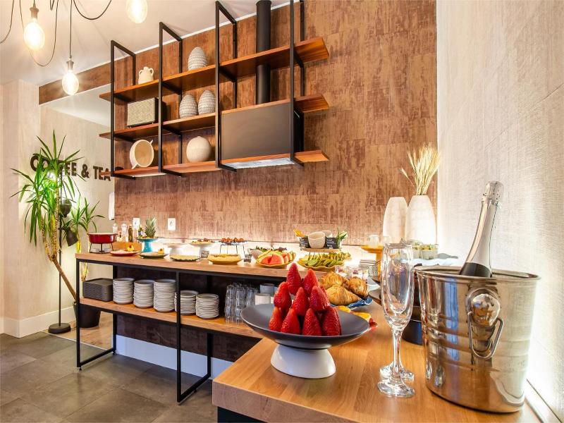 Lx51 Studios & Suites By Apt Iin image