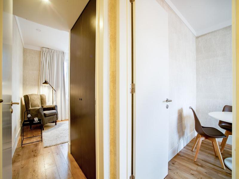 Lx51 Studios & Suites By Apt Iin image