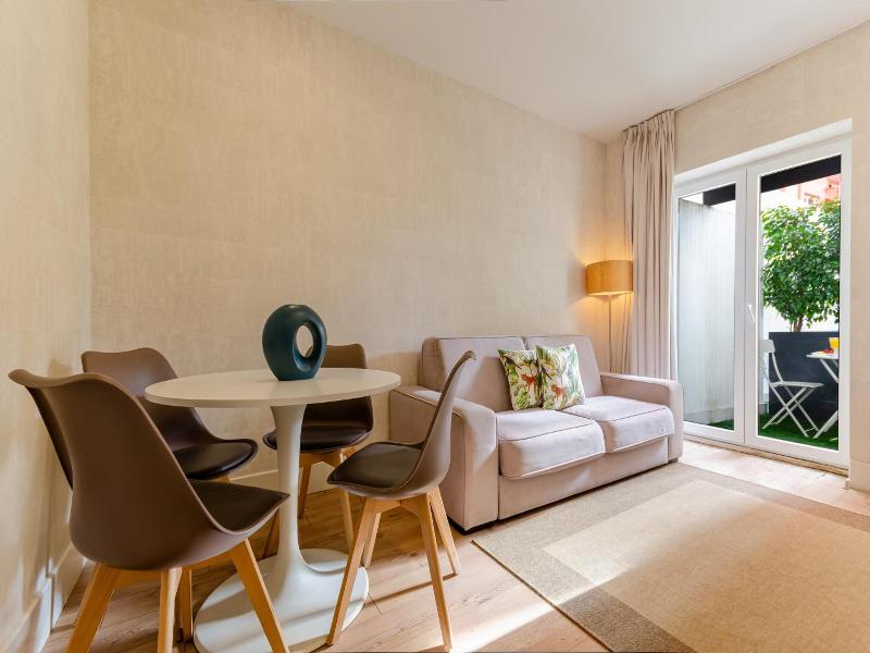 Lx51 Studios & Suites By Apt Iin image