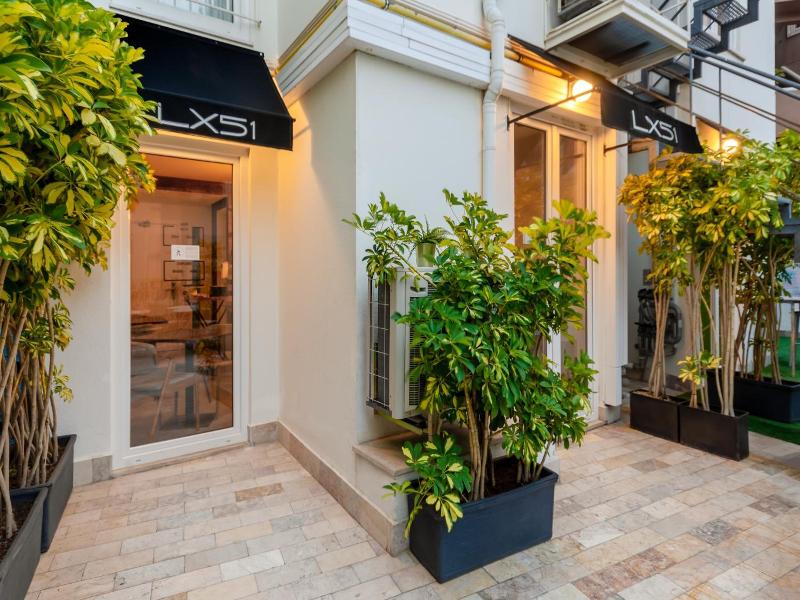 Lx51 Studios & Suites By Apt Iin image