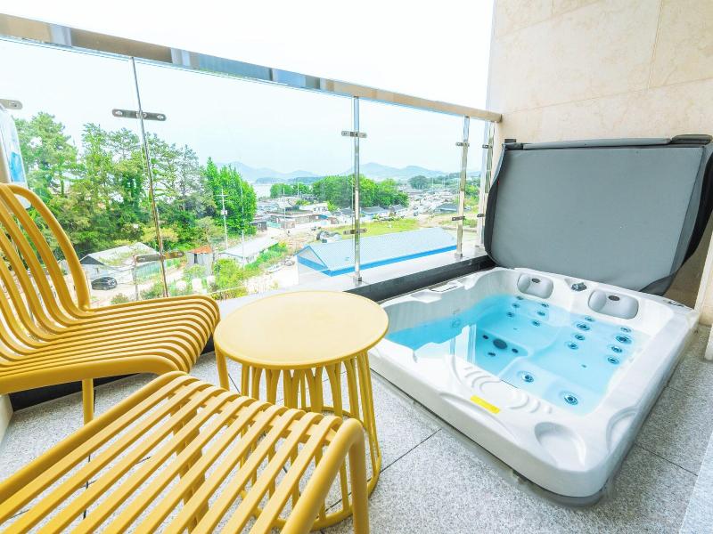 Dongho Beach Hotel