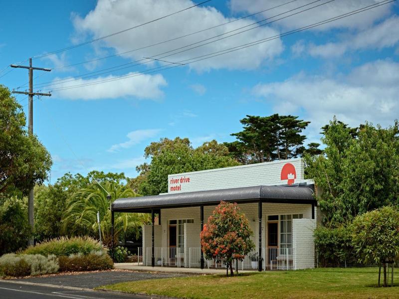 River Drive Motel image