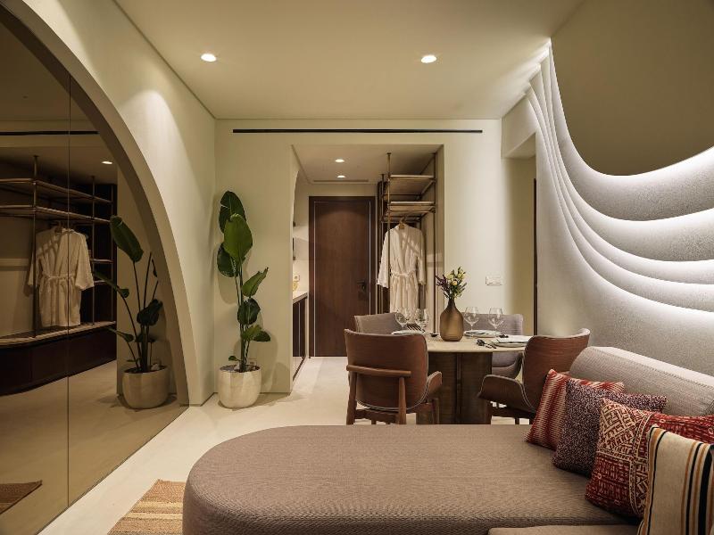 Isla Brown Corinthia Resort & Spa, Curio Collect image