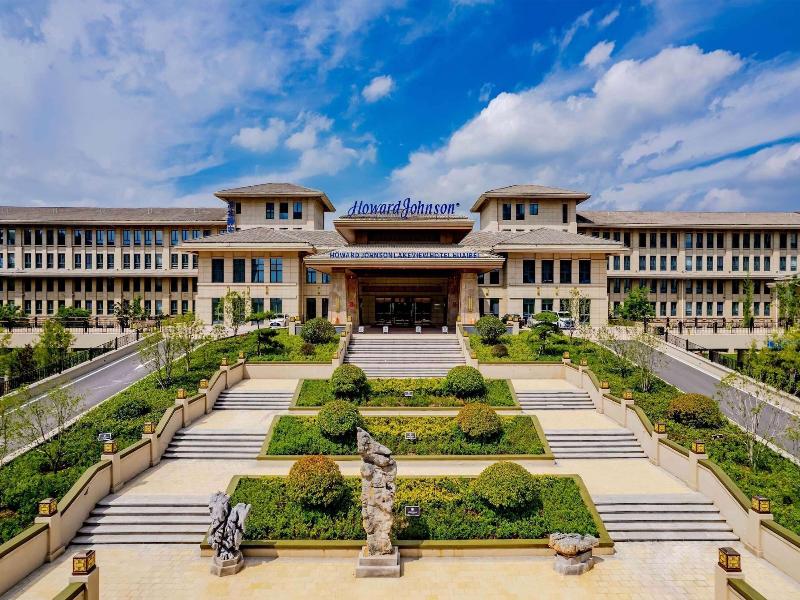 Howard Johnson Lakeview Hotel Huaibei — exterior view