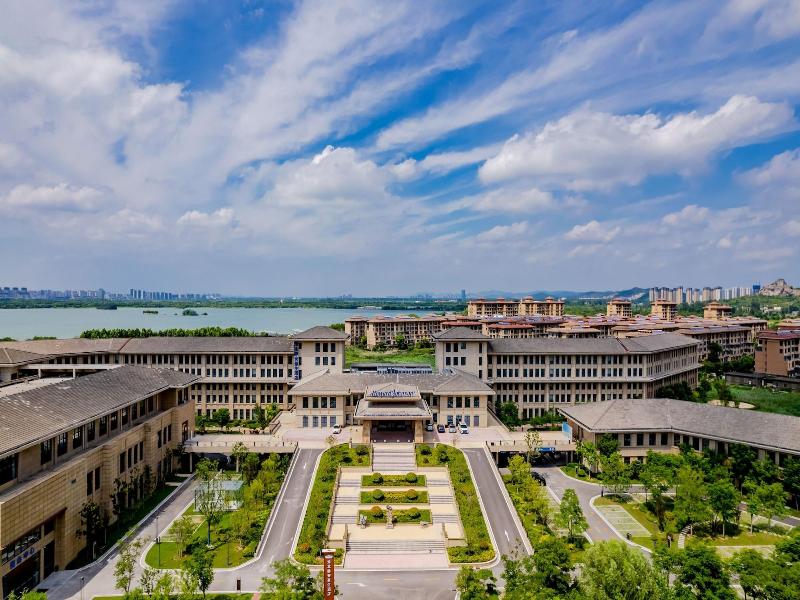 Howard Johnson Lakeview Hotel Huaibei — general view