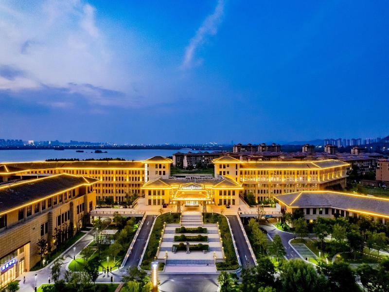 Howard Johnson Lakeview Hotel Huaibei — general view