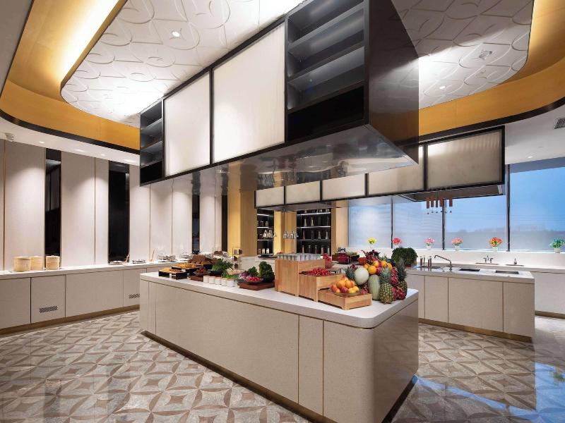 Hilton Garden Inn Beijing Huaxiang Tiantan Hospi image