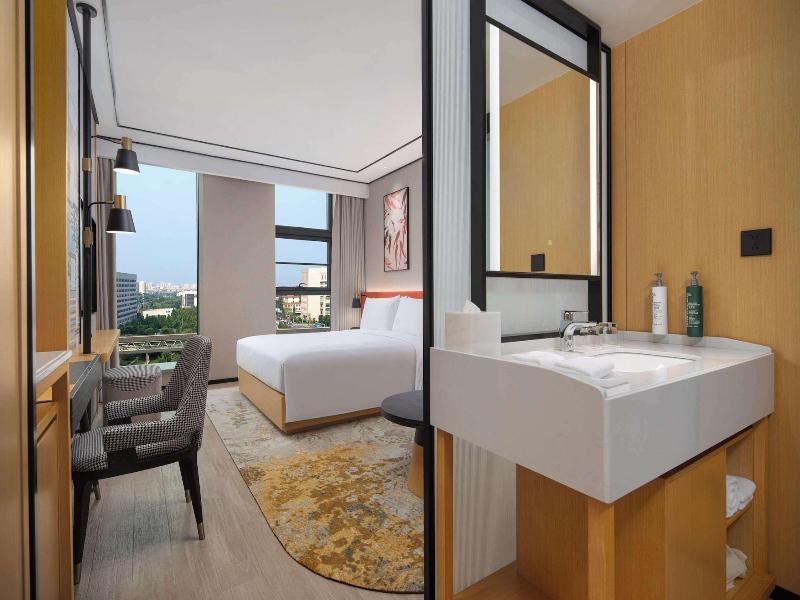 Hilton Garden Inn Beijing Huaxiang Tiantan Hospi image