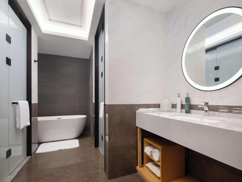 Hilton Garden Inn Beijing Huaxiang Tiantan Hospi image