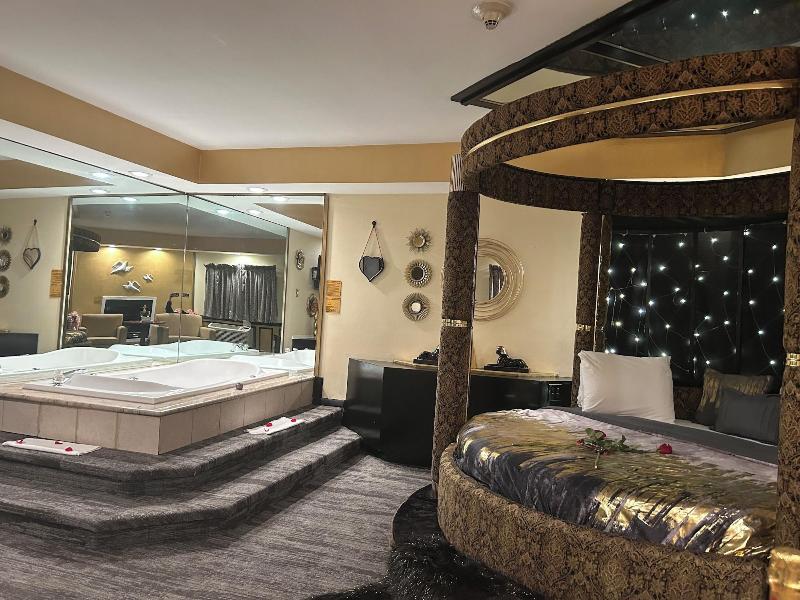 Inn Of The Dove Harrisburg-hershey Romantic Suit image