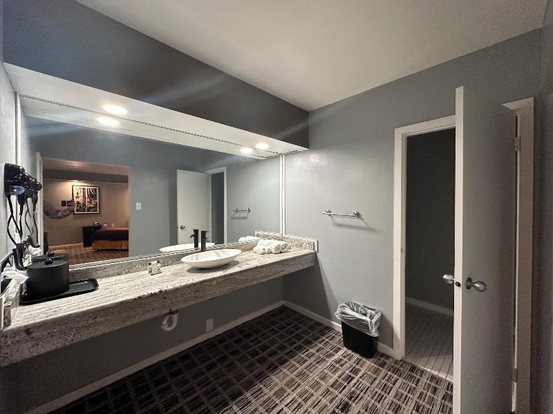 Inn Of The Dove Harrisburg-hershey Romantic Suit image