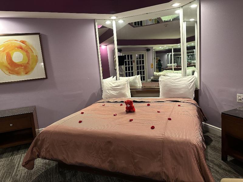 Inn Of The Dove Harrisburg-hershey Romantic Suit image