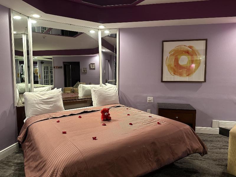 Inn Of The Dove Harrisburg-hershey Romantic Suit image