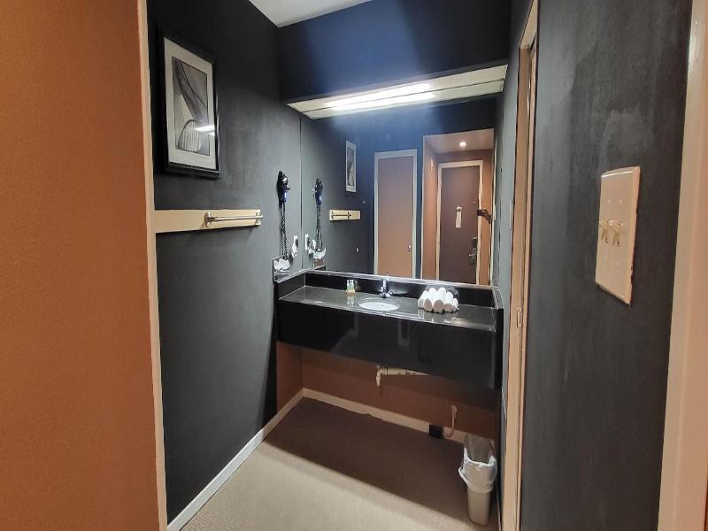 Inn Of The Dove Harrisburg-hershey Romantic Suit image