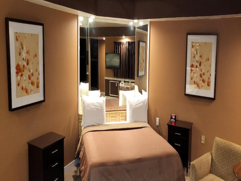 Inn Of The Dove Harrisburg-hershey Romantic Suit image