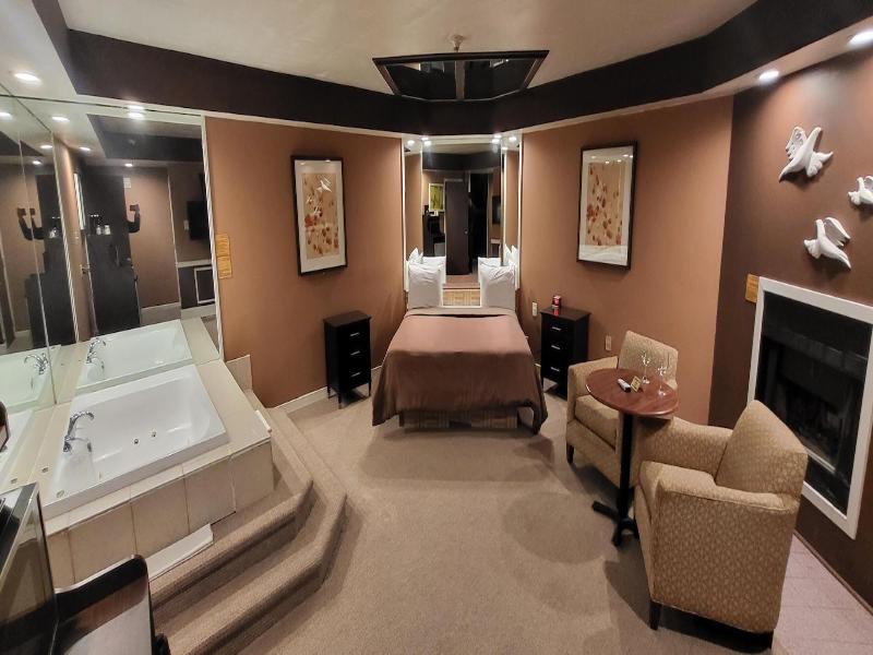 Inn Of The Dove Harrisburg-hershey Romantic Suit image