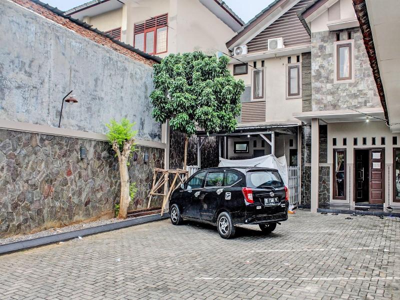 Oyo Life 92509 Maulana Guest House Simpur image